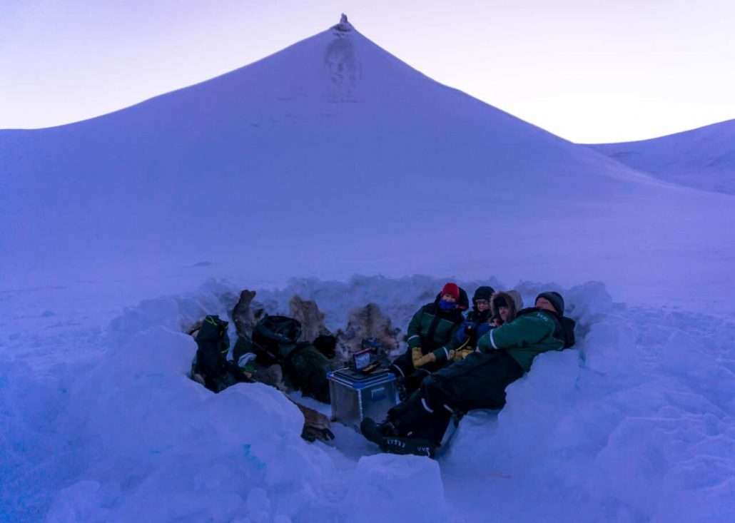 Dogsledding to ice cave3