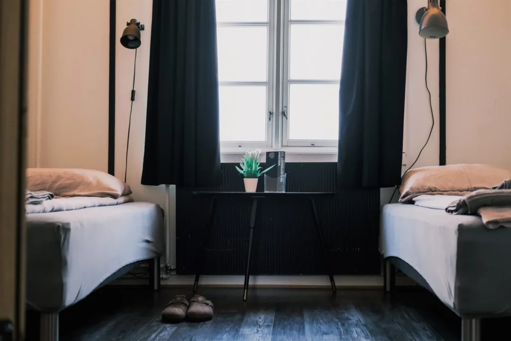 Et dobbeltrom med to senger på Gjestehuset 102
